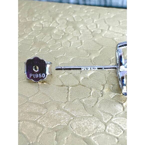 10ct. Heart Shaped Moissanite in PLATINUM filled 925 Silver - Picture 6 of 9